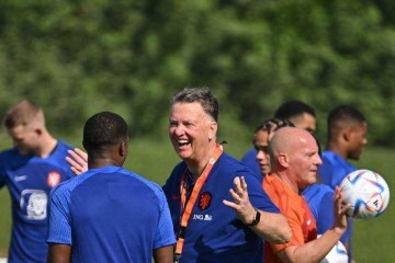 PG电子最新官网-范加尔橙色内裤迷信庇佑橙衣军，其妻担忧老帅癌症